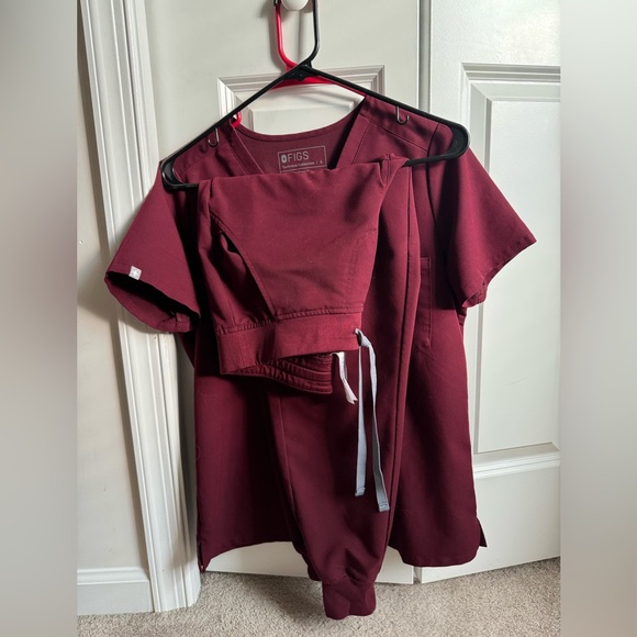 Figs burgundy scrub set. Catarina top size small, Zamora joggers size m/p - Picture 1 of 1